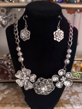 Paparazzi Abloom Silver Floral Statement Necklace & Earrings